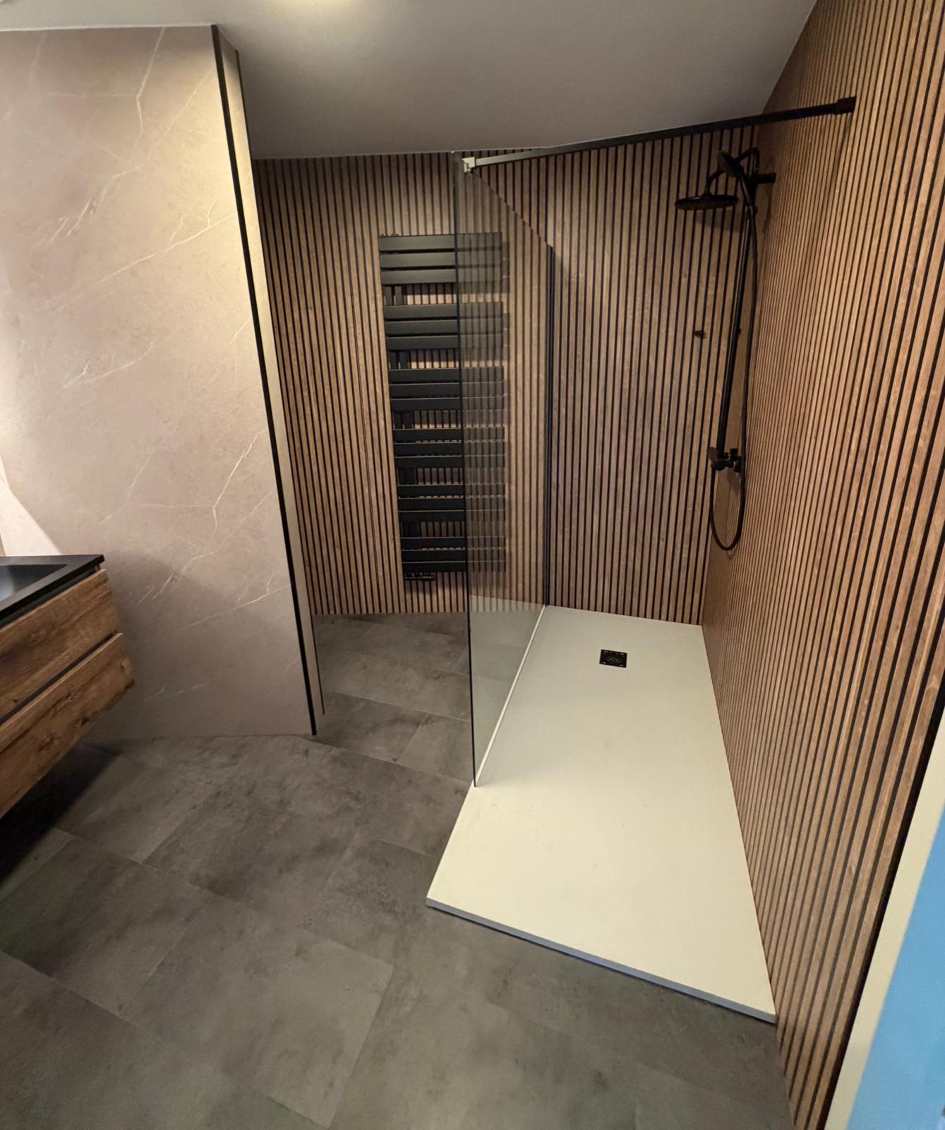 Moderne badkamer met houtlook wandpanelen, inloopdouche en dubbele wastafel